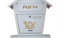 Fehér postaláda újságtartóval