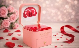 9dbműrózsa díszdobozban nyaklánccal