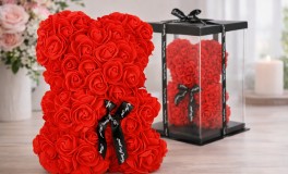 Piros rózsamaci 25 cm díszdobozban