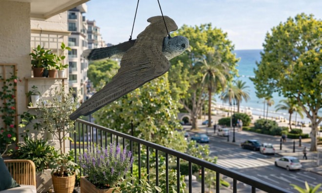 Galambriasztó sólyom, felakasztható